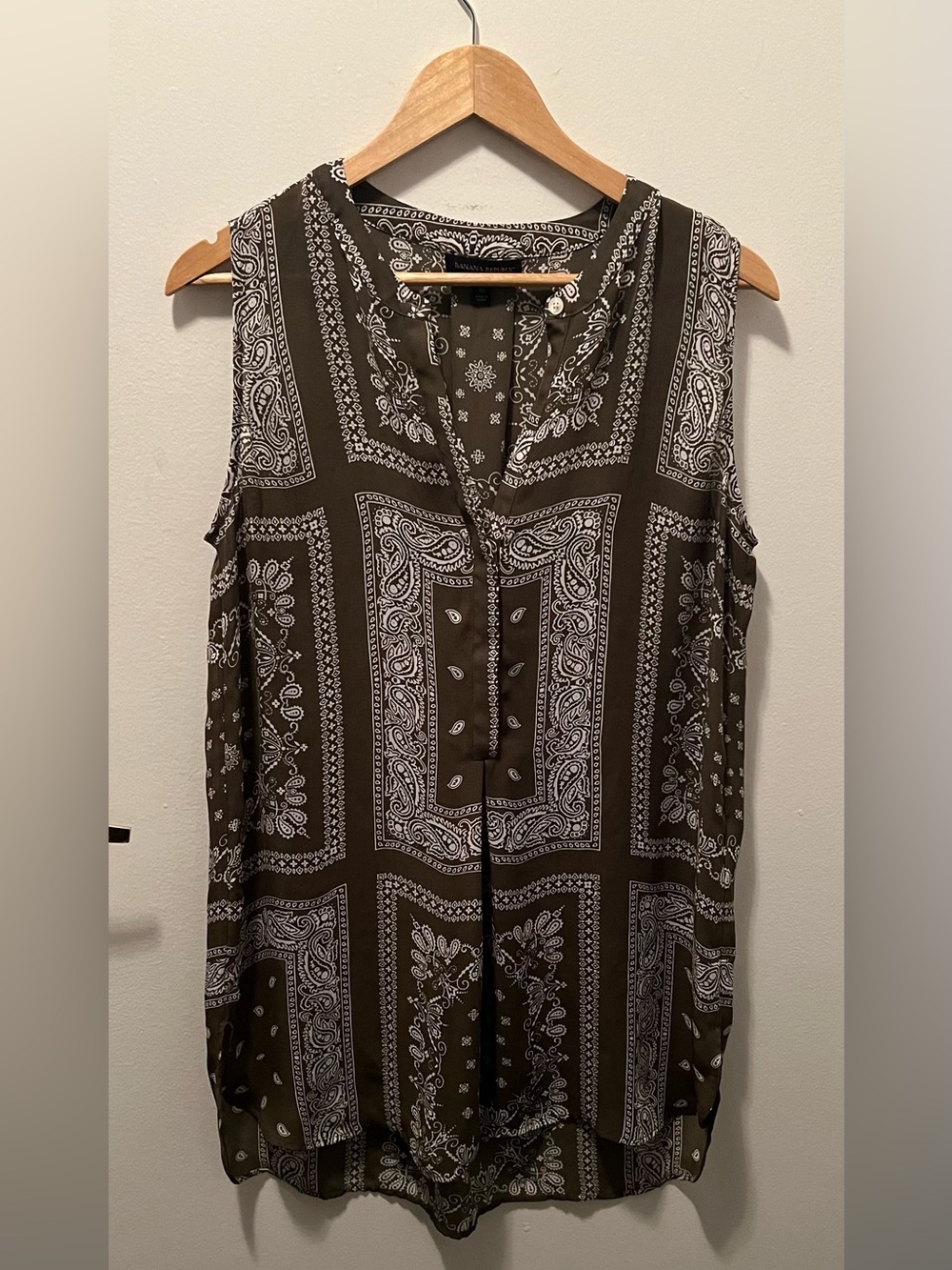 ✨ Banana Republic Olive Green Bandana Paisley Print Sleeveless Blouse Top M SUM1